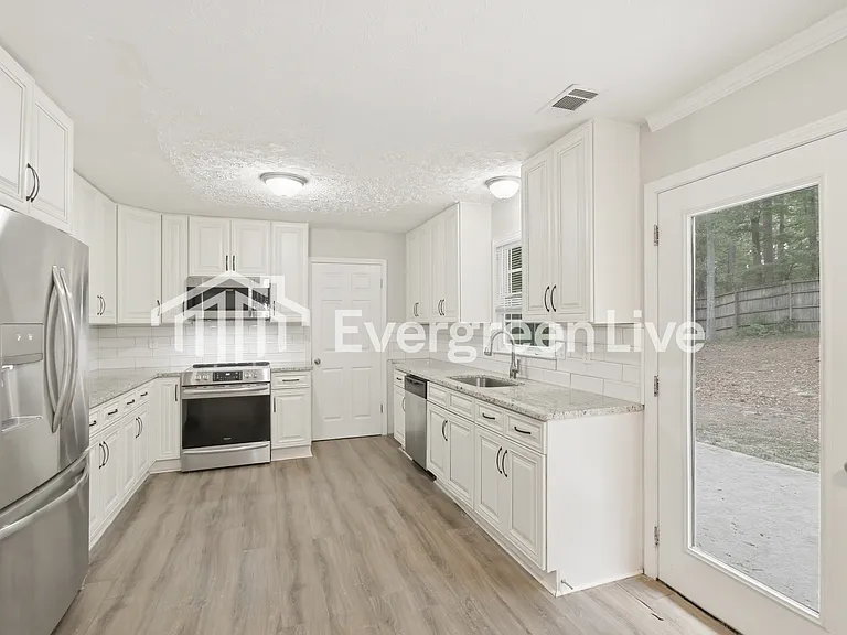 2255 Huntington Dr — Photo 5