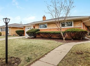 651 Ambleside Rd, Des Plaines, IL 60016