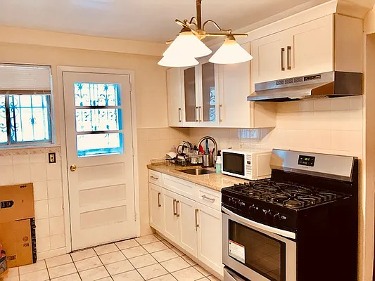 Rented by Zikos Realty Services | media 8