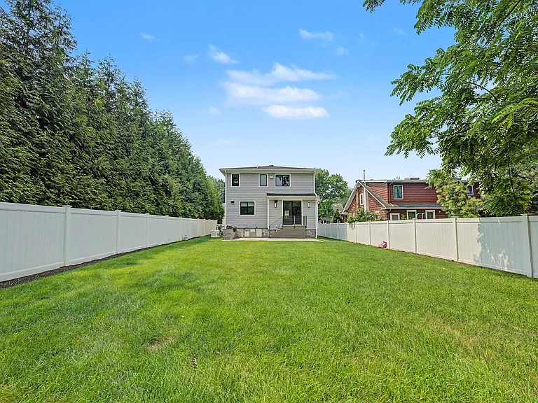 67 Westervelt Pl — Photo 37