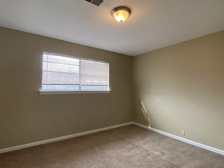 Hillcrest Apartments — Photo 15