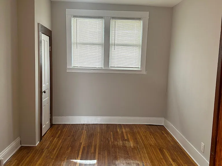 149 College St — Photo 12