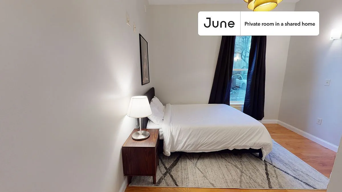 Queen bedroom in 5 bed/2.5 bath home in Roxbury #773 B — Photo 1