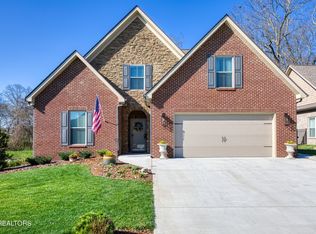 466 Chimney Rock Dr, Lenoir City, TN 37771