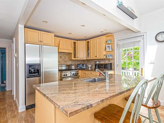 5th image of 131 Coolidge Ave