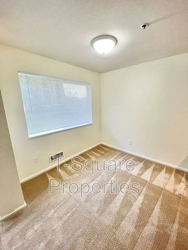 Building Photo - 9719 Holly Dr #107
