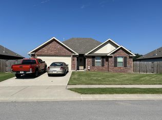 1742 Charismatic Dr, Prairie Grove, AR 72753