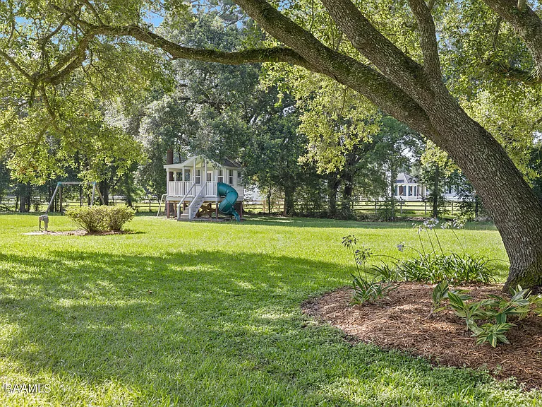2407 E Broussard Rd — Photo 39