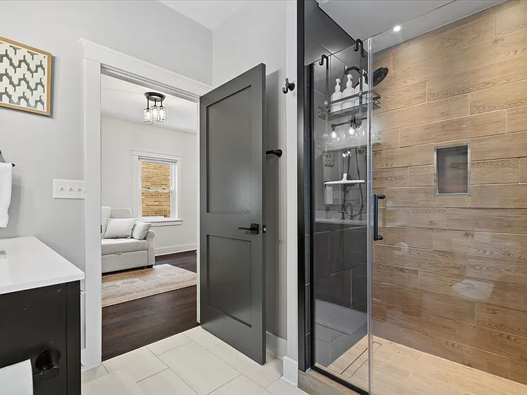 1608 N Astor St — Photo 18