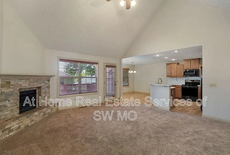 122 W Sandalwood Ln — Photo 2
