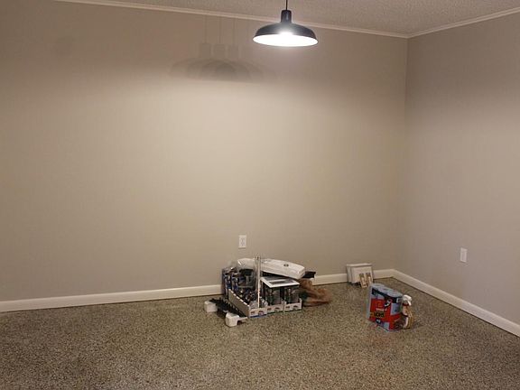 4th image of 317 Zinnia Ave