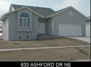 633 Ashford Dr NE, Cedar Rapids, IA 52402