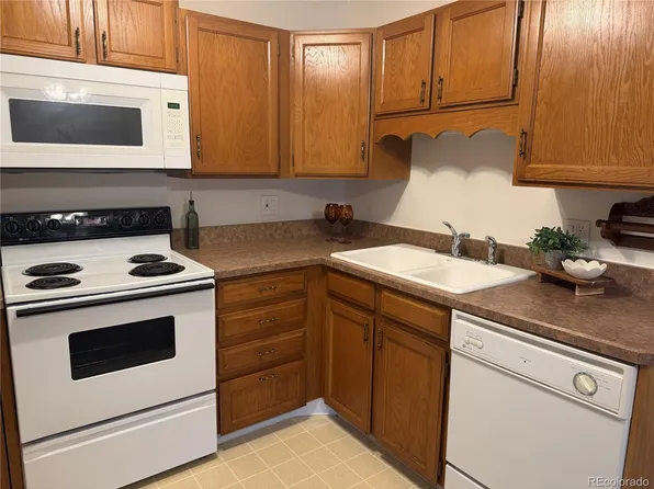 3184 S Heather Gardens Way APT 205, Aurora, CO 80014