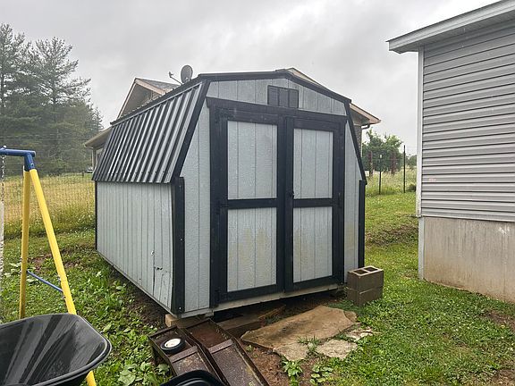 3rd image of 865 Barnett Rd