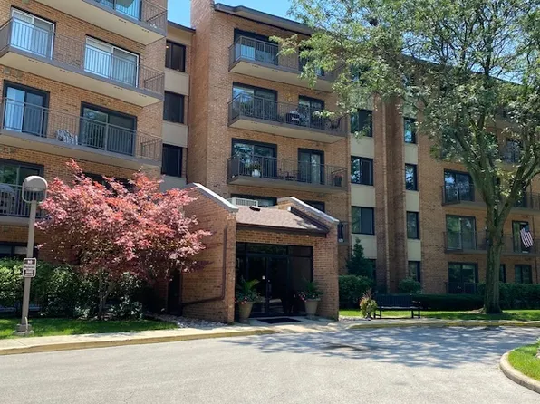 601 Lake Hinsdale Dr APT 111, Willowbrook, IL 60527