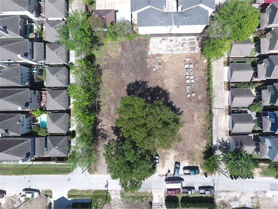 1st image of 1037 W 15th 1/2 St