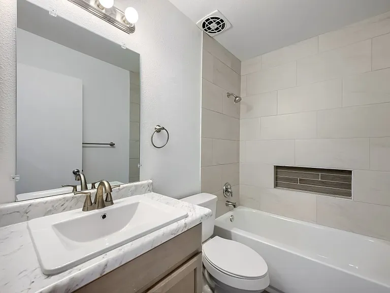 823 Center St — Photo 24