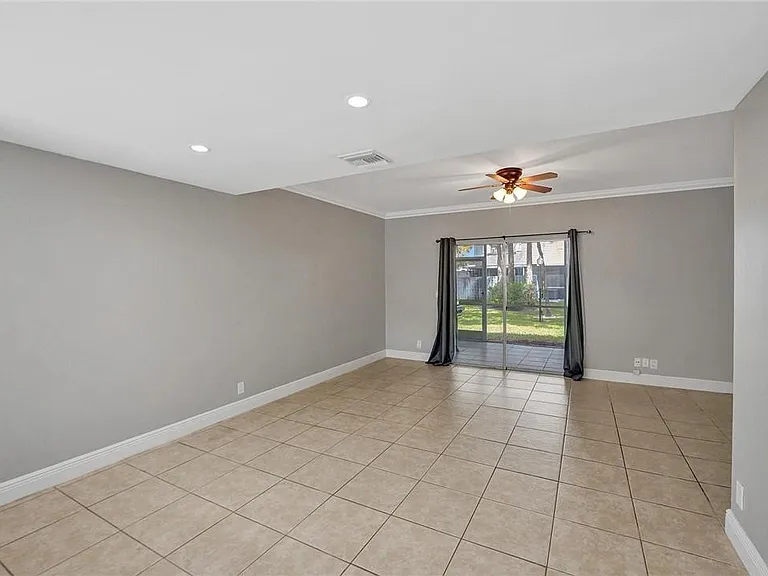 55 SW 3rd St — Photo 10