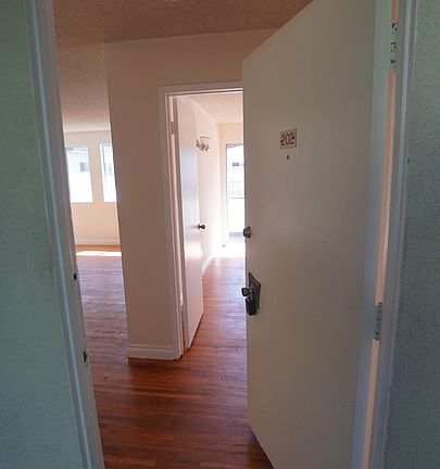 5th image of 1233 Barry Ave #202