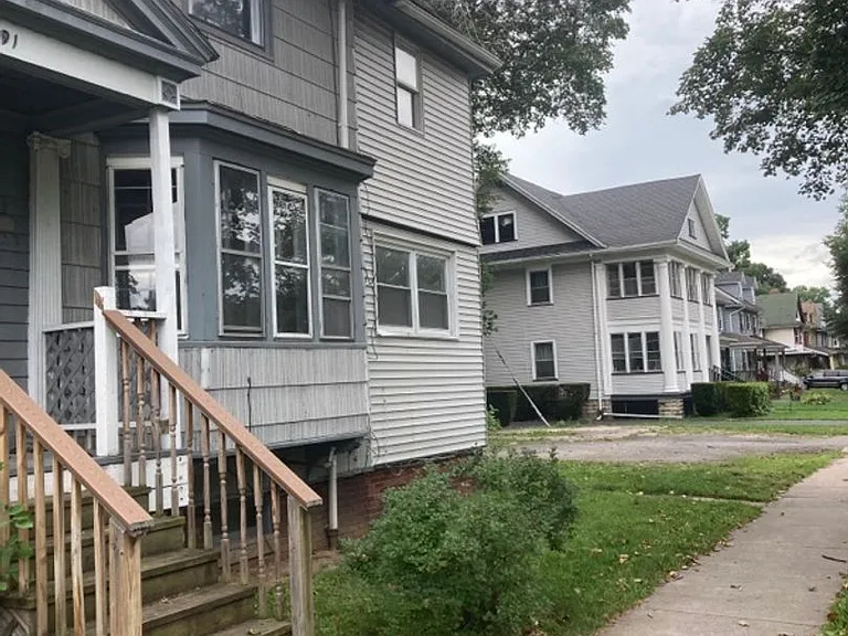 323 Wellington Ave — Photo 2