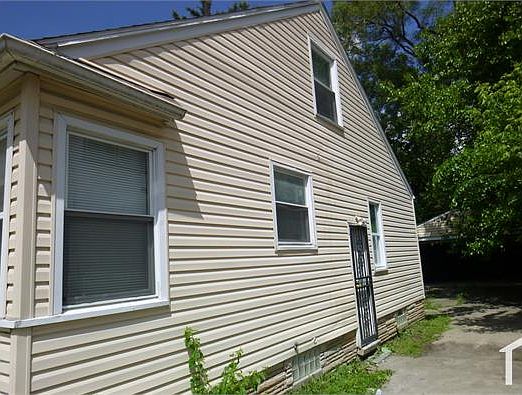 3rd image of 8468 Rosemont Ave