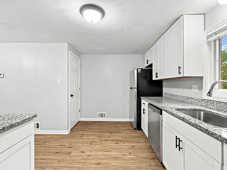 56 Pointview Rd — Photo 15