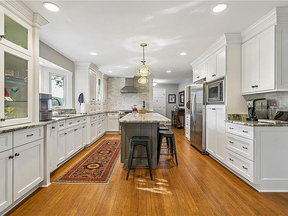 4th image of 910 Smithfield Blvd