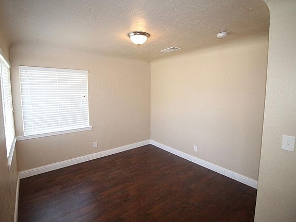 3rd image of 246 E Cortland Ave
