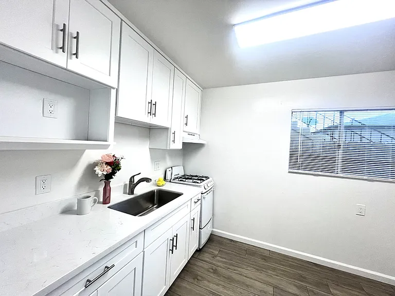 4006 Ingraham St #3 — Photo 8