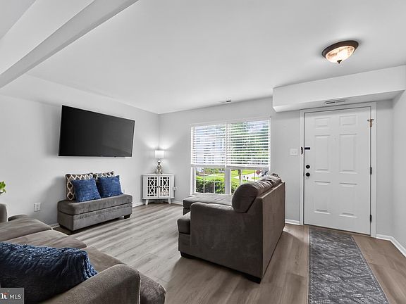 5th image of 92 Forest Ct