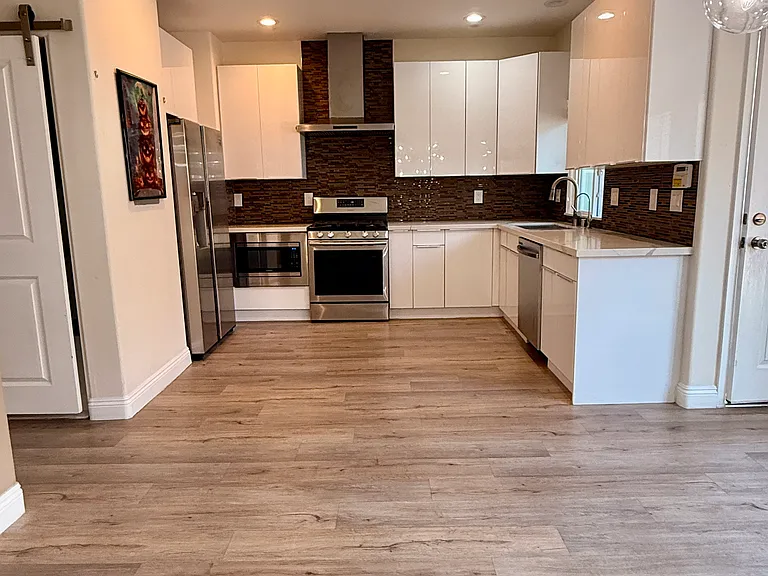 KITCHEN (1ST FLOOR)