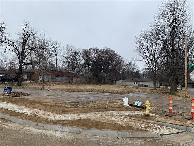 2nd image of 4004 E 51st St
