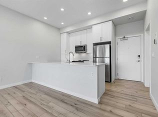 255 E Les Jardins Park SE #408, Calgary, AB T2C5W9