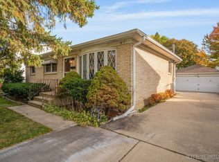 1417 S Busse Rd, Mount Prospect, IL 60056