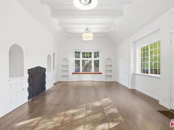 3rd image of 2633 N Commonwealth Ave
