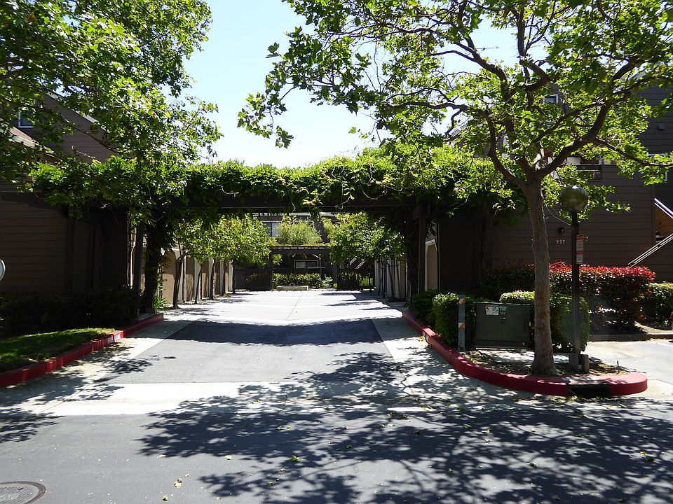 1st image of 947 Shoreline Dr