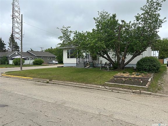 4th image of 202 2nd STREET W