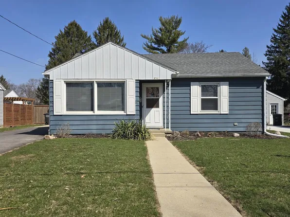 716 West Highland AVENUE, Oconomowoc, WI 53066