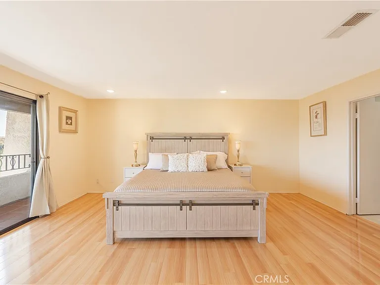 1350 E Tujunga Ave — Photo 30