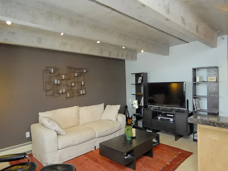590 N Logan St — Photo 8