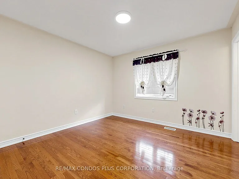 139 Queen Filomena Ave — Photo 33