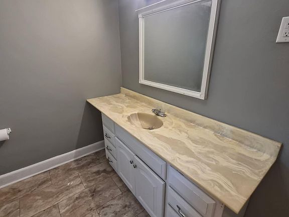 4th image of 465 Winsley St #1