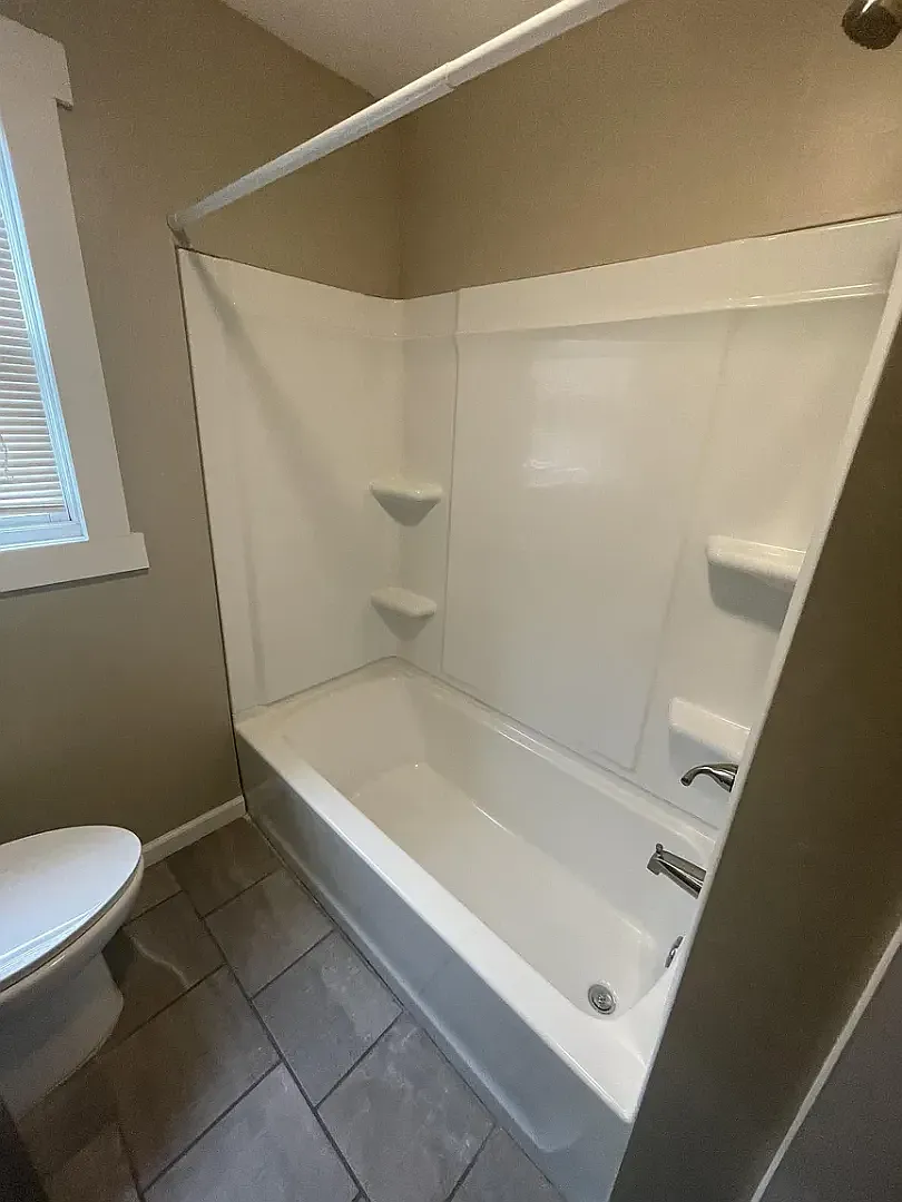 Great location in the heart of Bloomington! 5 Bedrooms — Photo 4