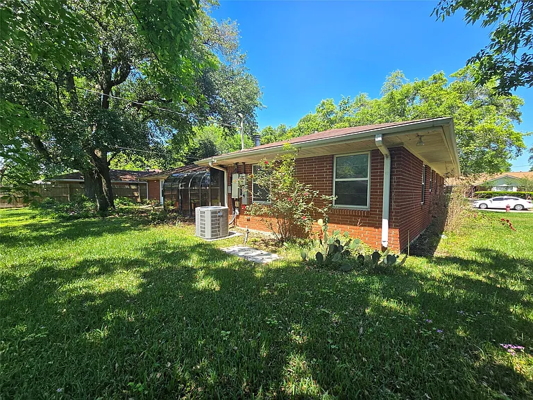 801 Rosewood Dr — Photo 28