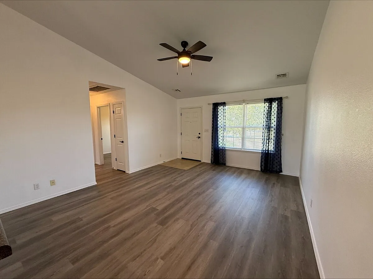 3 bed, 2.0 bath, 1097 sqft, $1,600 — Photo 3