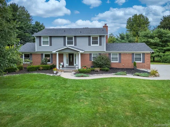 153 Aintree Rd, Rochester, MI 48306