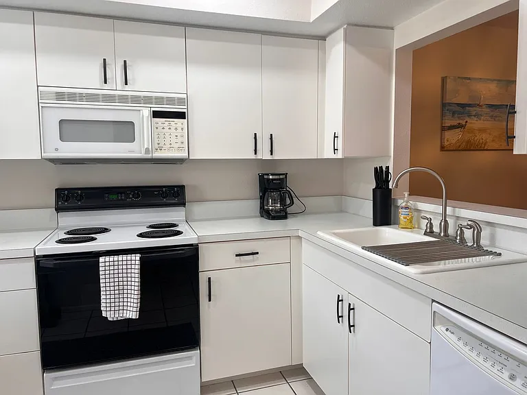 748 Avenida Estancia #B — Photo 5