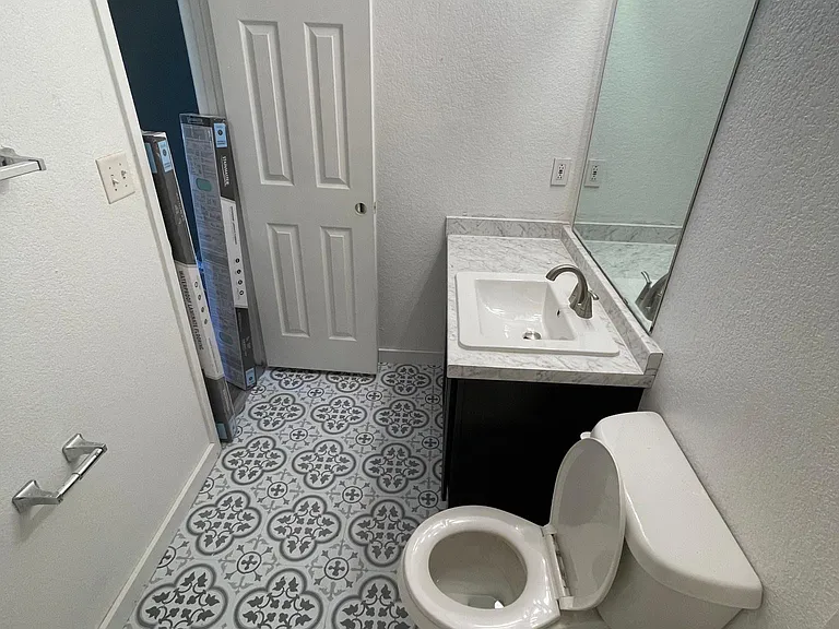 953 W Elm St — Photo 3