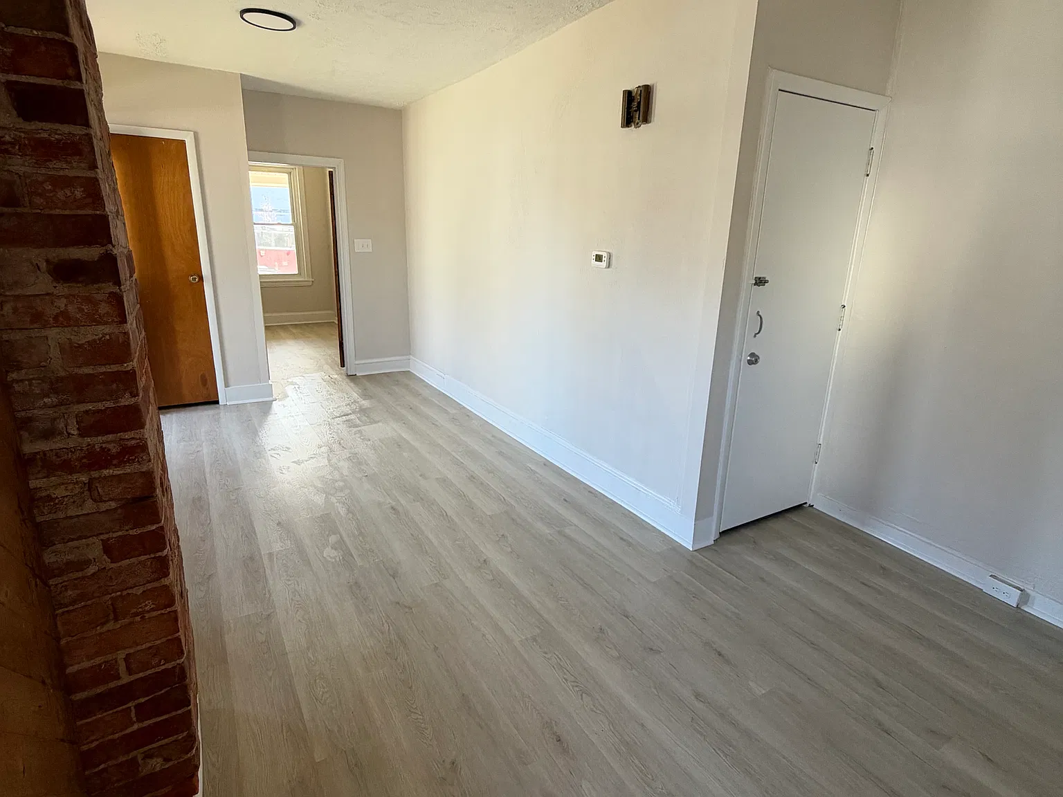 1 bed, 1.5 bath, 700 sqft, $1,200 — Photo 2