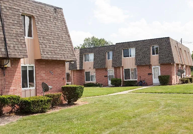 Beaver Crest Townhomes and Garden Apartments — Photo 3